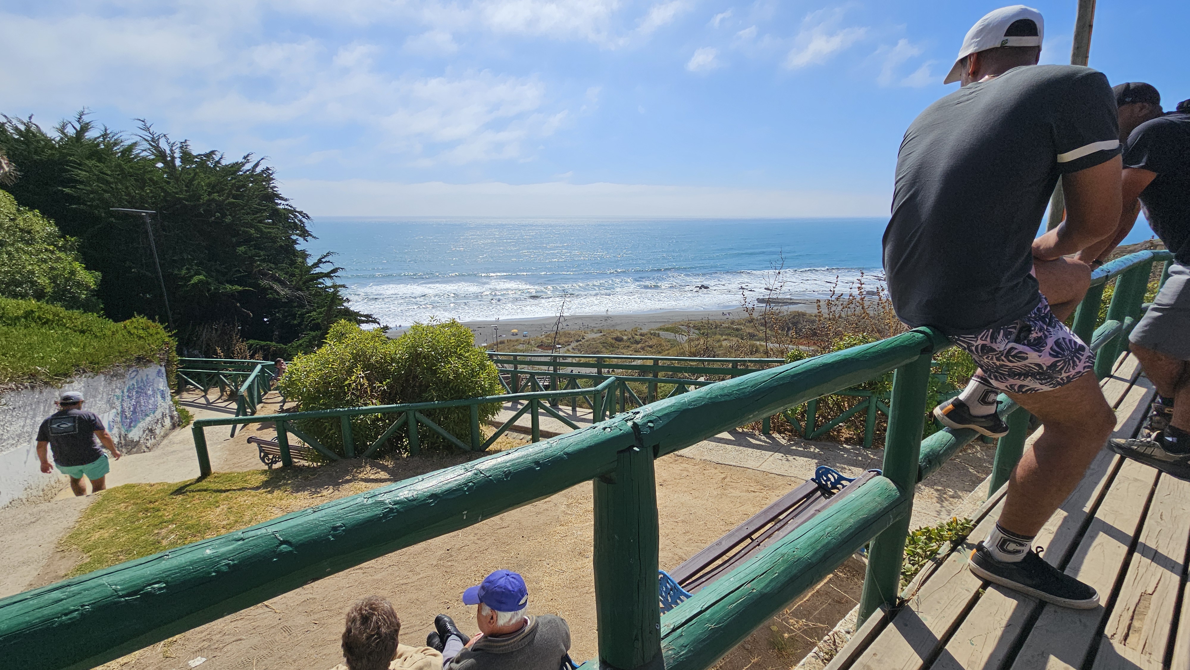 Fotografía de barandas verdes con las que cuenta el sendero